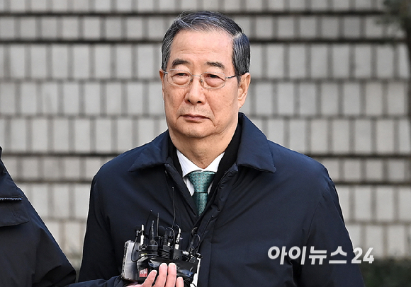 내란 우두머리 방조 혐의를 받는 한덕수 전 국무총리가 21일 서울중앙지법에서 열린 1심 선고 공판에 출석하고 있다. [사진=곽영래 기자]