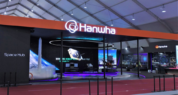 한화 우주방산 계열사가 오는 17일부터 22일까지 경기 성남시 서울공항에서 열리는 '서울 국제 항공우주 및 방위산업 전시회(Seoul ADEX) 2023'에 참가한다. 사진은 ADEX 2023에 공개된 한화 통합 부스. [사진=한화그룹]