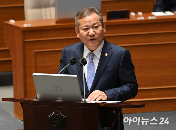 이상민 행정안전부 장관이 지난 2월 국회에서 열린 정치·외교·통일·안보 분야 대정부 질문에서 정청래 더불어민주당 의원의 질의에 답하고 있다. [사진=아이뉴스24 DB]