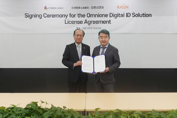 이순형 라온시큐어 대표(우측)와 미즈마 이츠노부 사이버링크스 최고기술책임자(CTO)가 서울 여의도 라온시큐어 본사에서 옴니원 디지털아이디 기반 디지털 자격증명 발급 사업을 위한 라이선스 계약을 체결하고 기념 촬영을 하고 있다. [사진=라온시큐어]