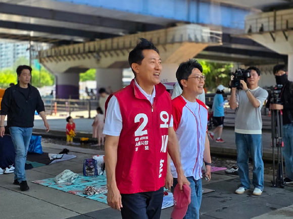 오세훈 국민의힘 서울시장 후보가 30일 여의도 한강공원을 찾아 유세를 진행하고 있다. [사진=라창현 기자]