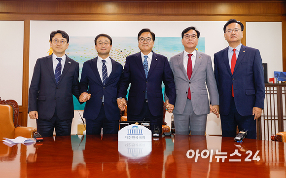 더불어민주당 천준호 원내운영수석부대표(왼쪽부터), 한병도 원내대표, 우원식 국회의장, 국민의힘 송언석 원내대표, 유상범 원내운영수석부대표가 7일 서울 여의도 국회에서 열린 여야 원내대표 회동에서 기념촬영을 하고 있다. [사진=곽영래 기자]