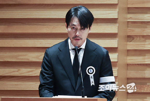 故 안성기 배우 추모 미사 및 영결식이 9일 오전 서울 중구 명동성당에서 엄수됐다. 배우 정우성이 추도사를 하고 있다. [사진=곽영래 기자]