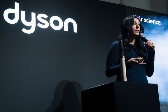 캐슬린 피어스 다이슨 뷰티 부문 총괄이 28일 서울 성동구 XYZ서울에서 열린 '에어랩 코안다2x™ 멀티 스타일러 앤 드라이어' 소개 행사에서 발언하고 있다. [사진=다이슨]