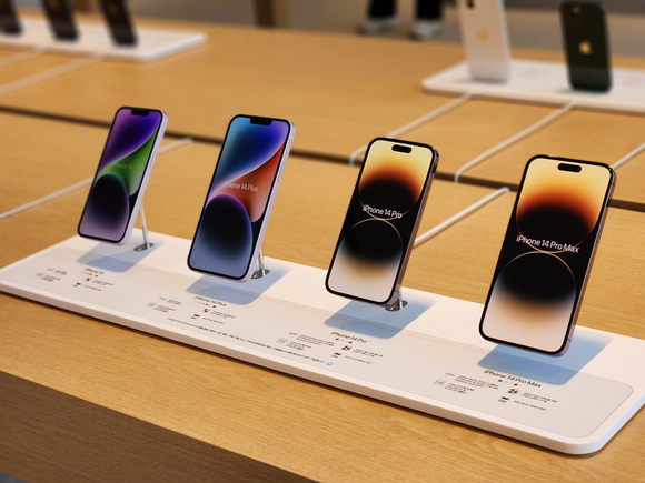 '애플 강남'에 아이폰14 시리즈가 전시된 모습. [사진=서민지 기자]