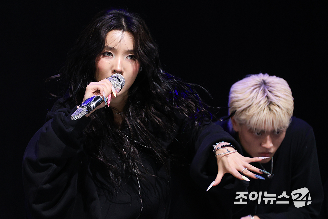 그룹 아이들 소연이 6일 오후 서울 광진구 광장동 예스24라이브홀에서 진행된 아이들(i-dle) 아홉 번째 미니 앨범 '위 메이드'(We made) 발매 기념 쇼케이스에 참석해 열띤 무대를 펼치고 있다. [사진=문수지 기자]