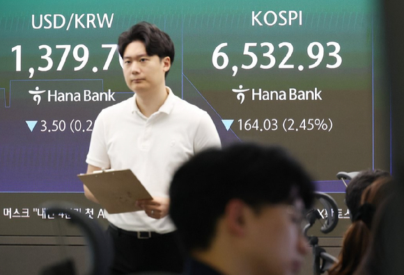 25일 오전 하나은행 딜링룸 [사진=연합뉴스]