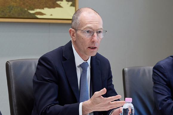 아타나시오스 밤바키디스 국제통화기금(IMF) 부국장, 카이오 페레이라 IMF 금융감독&middot;규제부과장, 곤잘로 디오니스 IMF 선임 금융 부문 전문가가 지난 8일 한국은행 본관 16층에서 출입기자들과 인터뷰를 진행했다. [사진=한국은행]