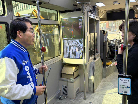 양기대 더불어민주당 경기도지사 예비후보가 지난 6일 성남 판교에서 자율주행 판타G버스에 탑승해 한 시민과 이야기를 나누고 있다. [사진=양기대 예비후보 캠프]
