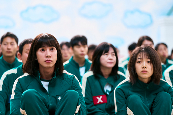 배우 박성훈이 넷플릭스 시리즈 '오징어 게임' 시즌2 인터뷰에 앞서 포즈를 취하고 있다. [사진=넷플릭스]