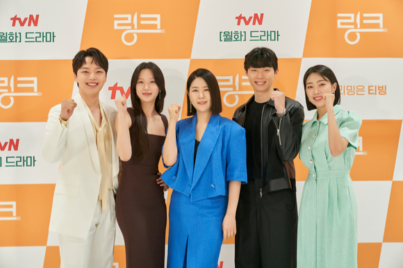 홍종찬 감독과 배우 여진구, 문가영, 김지영, 송덕호, 이봄소리가 2일 온라인으로 진행된 tvN 새 월화드라마 '링크 : 먹고 사랑하라, 죽이게' 제작발표회에 참석해 포즈를 취하고 있다. [사진=tvN]