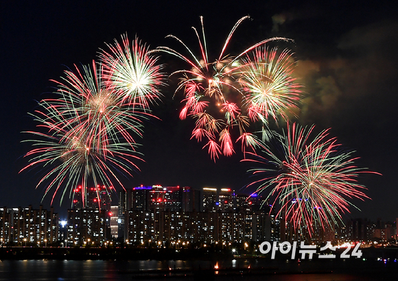 5일 밤 서울 여의도 한강공원에서 열린 '서울세계불꽃축제 2024' 에서 화려한 불꽃들이 밤 하늘을 수놓고 있다. [사진=곽영래 기자]