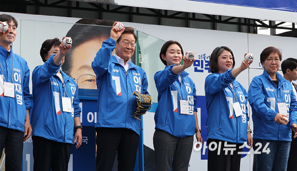 제21대 대통령선거 사전투표일인 29일 더불어민주당 이재명 후보가 서울 송파구 종합운동장역 앞 광장에서 열린 강동구·송파구 집중유세에서 지지를 호소하고 있다. [사진=곽영래 기자]