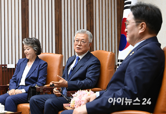 4·27 판문점선언 7주년 기념식 참석차 국회를 방문한 문재인 전 대통령이 25일 오후 서울 여의도 국회에서 우원식 국회의장과 면담을 하고 있다. [사진=곽영래 기자]