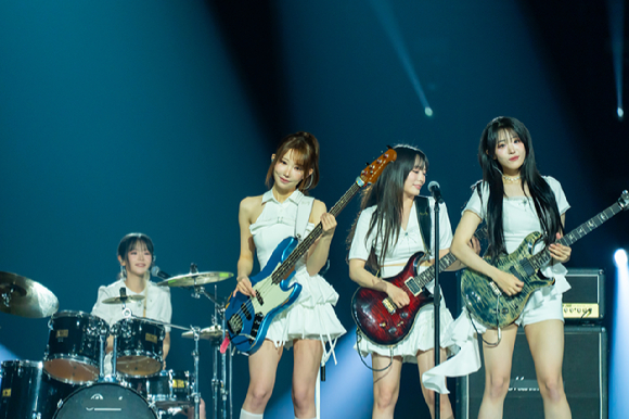 그룹 QWER이 지난 11일 일본 지바현 마쿠하리 멧세에서 개최된 '케이콘 재팬 2025(KCON JAPAN 2025)' 엠카운트다운 무대에서 열띤 공연을 펼치고 있다. [사진=CJ ENM]