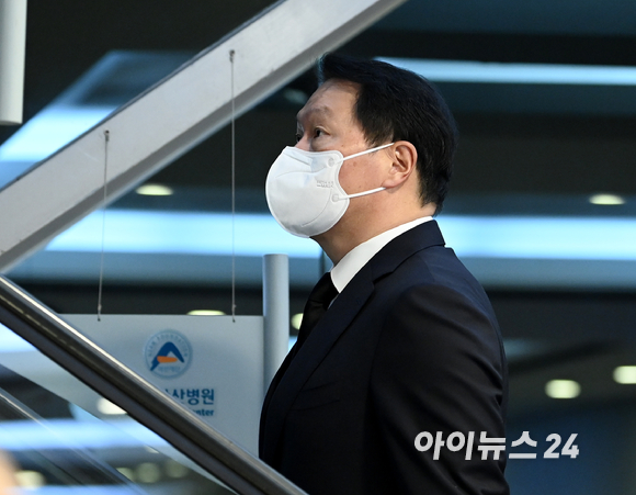 최태원 대한상공회의소 회장(SK그룹 회장)이 12일 서울 아산병원 장례식장에 차려진 구자홍 LS그룹 초대 회장(현 LS니꼬동제련 회장) 빈소에 조문을 위해 입장하고 있다. [사진=정소희 기자]