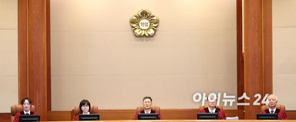 문형배 헌법재판소장 권한대행과 재판관들이 13일 서울 종로구 헌법재판소에서 열린 '윤석열 대통령 탄핵심판 8차 변론'에 입장해 자리하고 있다. [사진=사진공동취재단]