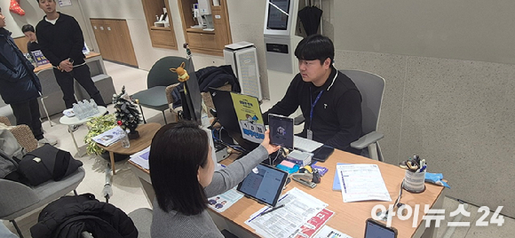 서울 한 대리점에서 고객이 안면인증 본인 확인 절차를 통해 휴대전화 개통을 하고 있다. [사진=서효빈 기자]