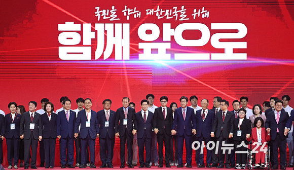 국민의힘 김문수 대선 후보가 3일 오후 경기 일산 킨텍스에서 열린 제5차 전당대회에서 권영세 비대위원장, 권성동 원내대표와 기념촬영을 하고 있다. [사진=곽영래 기자]
