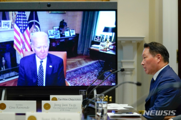 조 바이든 미국 대통령이 지난 7월 백악관 루스벨트룸에서 최태원 SK그룹 회장과 화상 면담을 하고 있는 모습. [사진=워싱턴DC=AP/뉴시스]