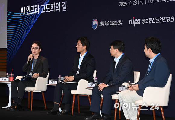 종합경제미디어 아이뉴스24가 23일 서울 영등포구 여의도동 FKI타워컨퍼런스센터에서 '아이포럼2025-지금은 인공지능 대전환(AX):AI 3대 강국 어떻게 만들 것인가' 컨퍼런스를 개최했다. (왼쪽부터) 김상균 경희대학교 경영대학원 교수, 이현우 SK텔레콤 AI DC추진본부장, 이진식 LG AI연구원 EXAONE 랩장, 조명현 세미파이브 대표이사가 좌담회를 진행하고 있다. [사진=곽영래 기자]