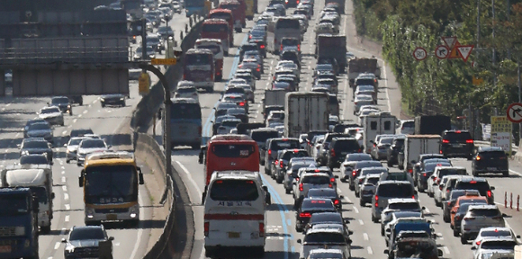 삼성화재 교통안전문화연구소는 10~11월 고속도로 교통량이 지난해보다 12% 이상 증가할 것으로 예상했다. 사진은 추석 연휴 기간 정체된 경부고속도로 모습. [사진=뉴시스]