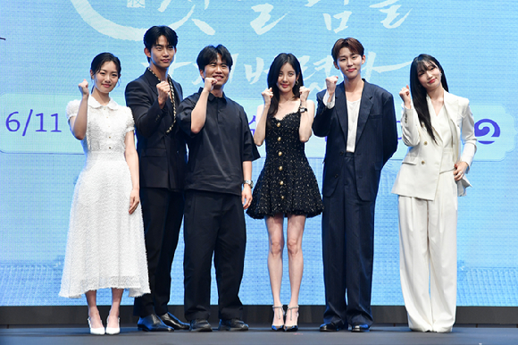 배우 권한솔, 그룹 2PM 옥택연, 소녀시대 서현, 배우 서범준, 지혜원이 11일 오후 서울 구로구 신도림동 더세인트에서 진행된 KBS2 새 수목드라마 '남주의 첫날밤을 가져버렸다' 제작발표회에 참석해 포즈를 취하고 있다. [사진=문수지 기자]