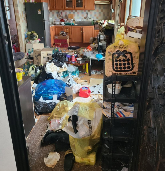 월세를 내지 않고 1년 넘게 연락이 닿지 않은 세입자가 잠적해 집을 찾아가 보니 쓰레기가 가득한 상태였다는 사연이 전해졌다. 사진은 해당 글의 작성자가 올린 집 내부 모습. [사진=온라인 커뮤니티 갈무리]