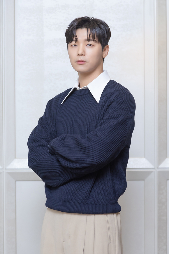 그룹 씨엔블루 멤버이자 배우 강민혁이 영화 '폭로'(감독 홍용호) 인터뷰에 앞서 포즈를 취하고 있다. [사진=(주)로그라인스튜디오]