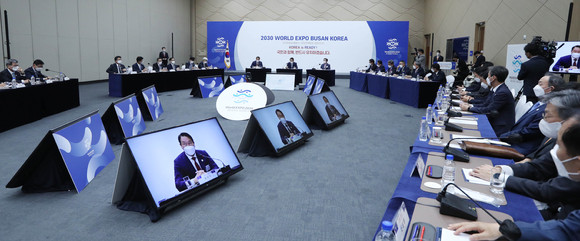 최태원 대한상의 회장이 부산세계박람회 유치전략회의에서 인사말을 하고 있다. [사진=대한상의]