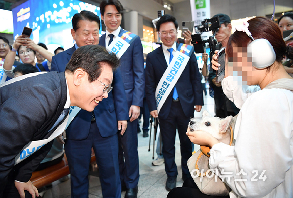 더불어민주당 이재명 대표가 추석 연휴를 하루 앞둔 13일 오전 서울 용산역에서 귀성길에 오른 시민들과 인사를 나누고 있다. [사진=곽영래 기자]