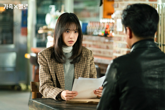 배우 손나은이 JTBC 토일드라마 '가족X멜로' 인터뷰에서 포즈를 취하고 있다. [사진=YG엔터테인먼트]