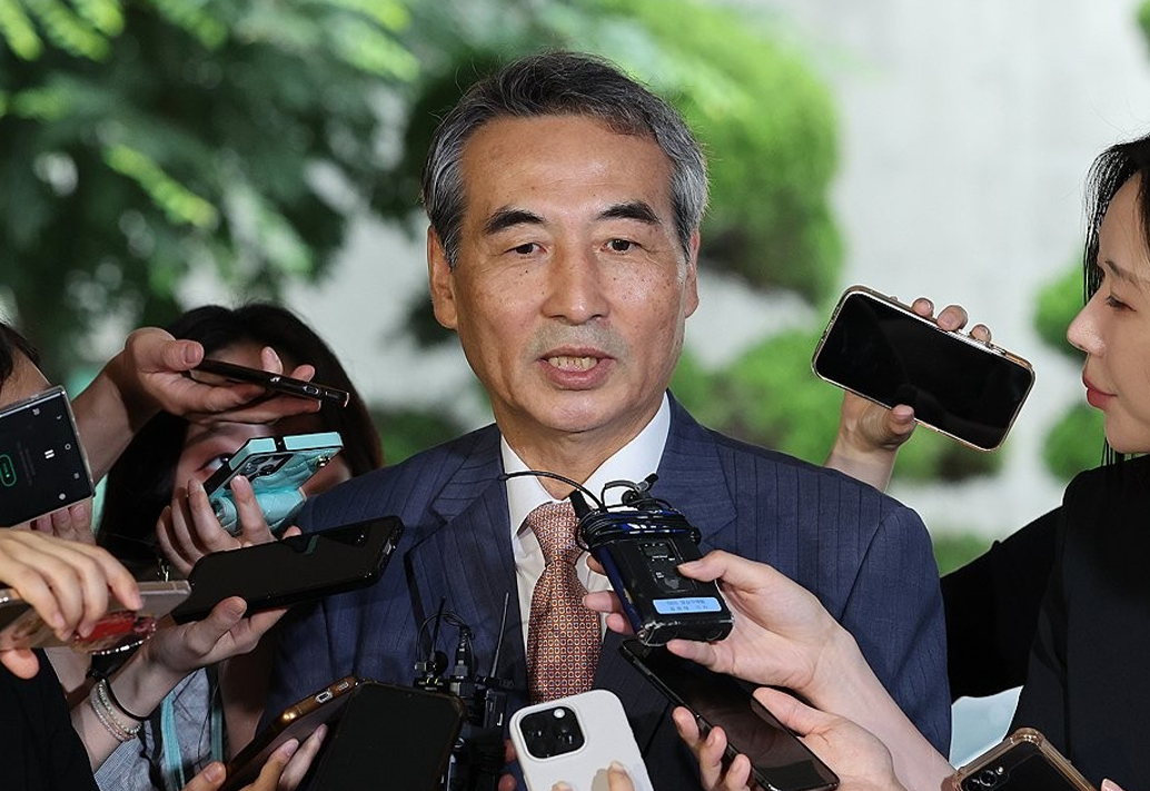 윤석열 전 대통령 부인 김건희 여사와 관련한 각종 의혹 사건을 수사하는 민중기 특별검사가 지난 6월 25일 서울 서초구에 마련된 특검팀 임시 사무실로 출근하며 취재진의 질문에 답하고 있다. 2025.6.25 [사진=연합뉴스]