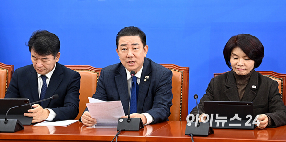김병기 더불어민주당 원내대표가 25일 서울 여의도 국회에서 열린 원내대책회의에서 발언하고 있다. [사진=곽영래 기자]