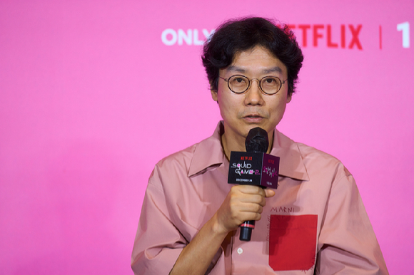 황동혁 감독이 넷플릭스 시리즈 '오징어 게임' 시즌2 간담회에서 대답을 하고 있다. [사진=넷플릭스]