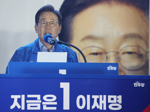 더불어민주당 이재명 대선 후보가 선거를 하루 앞둔 2일 서울 여의도공원 마지막 유세에서 이 후보의 '빛의 혁명' 완성을 위한 승리에 대한 연설을 하고 있다. 2025.6.2 [사진=연합뉴스]