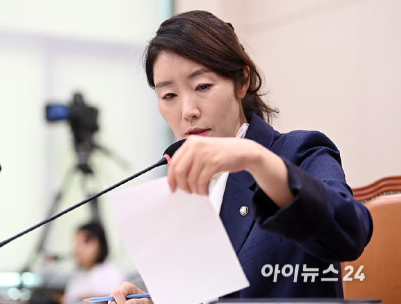 강선우 여성가족부 장관 후보자가 14일 서울 여의도 국회 여성가족위원회에서 열린 인사청문회에서 질의에 답변하고 있다. [사진=곽영래 기자]