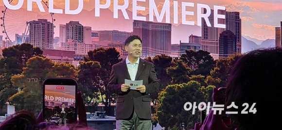류재철 LG전자 최고경영자(CEO) 사장이 5일(현지시간) 미국 라스베이거스 만달레이베이 호텔 컨벤션센터에서 열린 'LG 월드 프리미어' 무대에서 사람과 소통하는 AI에 대해 설명하고 있다.[사진=박지은 기자]