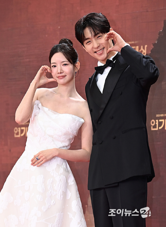 배우 하승리, 현우가 31일 오후 서울 여의도 KBS에서 열린 2025 KBS 연기대상&nbsp;레드카펫 포토월 행사에서 포즈를 취하고 있다. [사진=곽영래 기자]