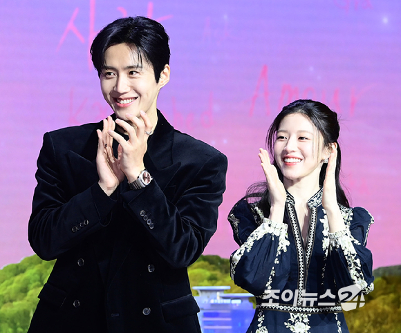 배우 김선호와 고윤정이 13일 오전 서울 강남구 조선팰리스 서울강남에서 열린 넷플릭스 시리즈 '이 사랑 통역 되나요?' 제작발표회에 참석하고 있다. [사진=정소희 기자]