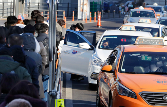 시민들이 서울역 택시 승강장에서 택시를 이용하고 있는 모습. [사진=뉴시스]