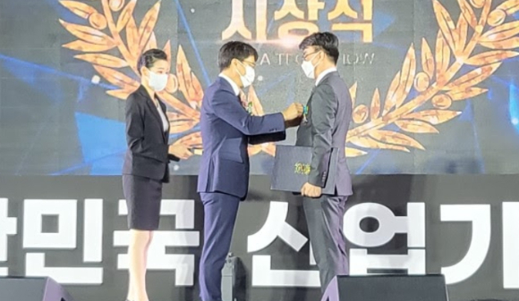 지난 7일 코엑스에서 열린 '대한민국 산업기술 R&D 대전'에서 원익아이피에스 전진호 전무(우측)가 산업포장을 수상하고 있다. [사진=원익아이피에스 ]