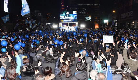 이재명 더불어민주당 대선 후보가 8일 오후 서울 광화문 청계광장에서 열린 '국민의 꿈이 이재명의 꿈입니다' 서울 집중 유세에서 지지 호소를 하고 있다. [사진=국회사진취재단]