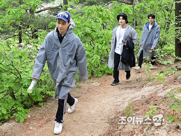 배우 이건, 송지한, 조하성이 20일 오전 서울 강북구 우이동 만남의 광장에서 열린 산악인 오은선 대장과 함께하는 '제9회 희망찾기 등산·트레킹 교실'에 참석해 산행을 하고 있다. [사진=곽영래 기자]