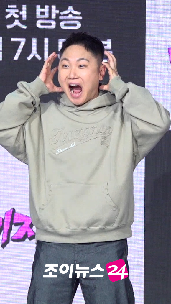 여행 유튜버 빠니보틀이 27일 오후 서울 마포구 상암동 쇼킹케이팝센터에서 열린 ENA 새 예능프로그램 '크레이지 투어' 제작발표회에 참석해 포즈를 취하고 있다. [사진=문수지 기자]