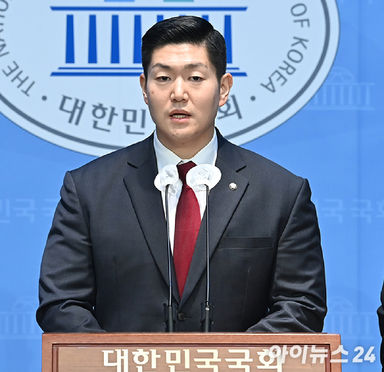 김재섭 국민의힘 의원이 지난해 12월 서울 여의도 국회 소통관에서 현안관련 기자회견을 하고 있다. [사진=곽영래 기자]