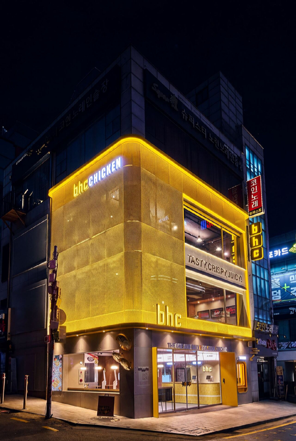 bhc 플래그십 스토어 강남역점. [사진=다이닝브랜즈그룹]