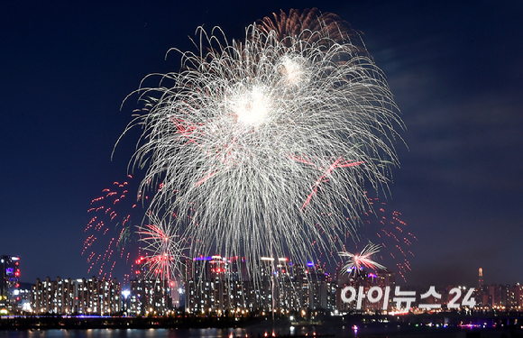 5일 밤 서울 여의도 한강공원에서 열린 '서울세계불꽃축제 2024' 에서 화려한 불꽃들이 밤 하늘을 수놓고 있다. [사진=곽영래 기자]