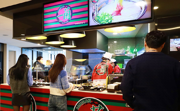 현대그린푸드가 운영 중인 단체급식 사업장에서 고객들이 깐부치킨 협업 메뉴로 식사를 하고 있다. [사진=현대그린푸드]