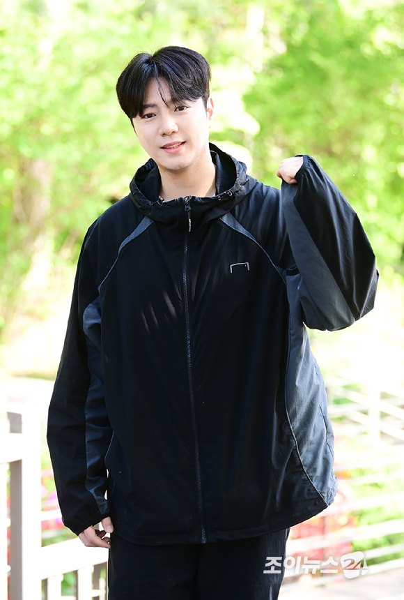 트로트 가수 강설민이 25일 서울 강북구 우이동 만남의 광장에서 열린 산악인 오은선 대장과 함께하는 '제13회 희망찾기 등산&middot;트레킹 교실'에 홍보대사로 참석해 포즈를 취하고 있다. [사진=정소희 기자]